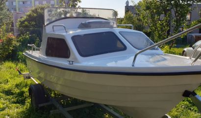 Prodám novou kajutovou loď s motorem 20 HP a přívěsem