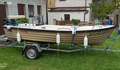 dvouplašťový motorový člun