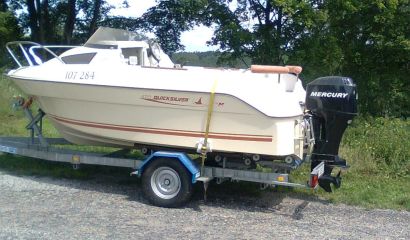 Motorový kajutový člun