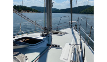 Plachetnice Phobos 27 s vestavěným motorem a přívěsem (3500 kg) Plachetnice Phobos 27 s vestavěným motorem a přívěsem (3500 kg)