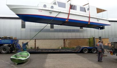 Prodám ocelovou kajutovou loď s  motorem