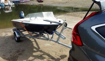 Motorový člun / bez nutnosti kapitánských zkoušek