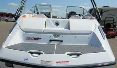 Motorový člun a přívěs Sea Doo