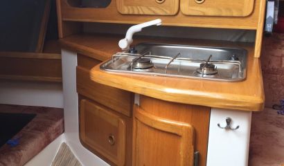 Kajutová plachetnice Antila 22, včetně přepravního přívěsu s STK