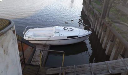 Motorový kajutový člun