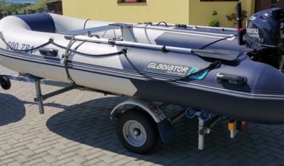 Nafukovací člun s motorem a lodním přívěsem
