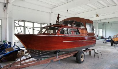 Celodřevěná mahagonová loď