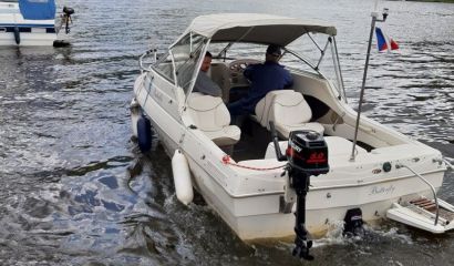 Kajutovy motorovy clu lod